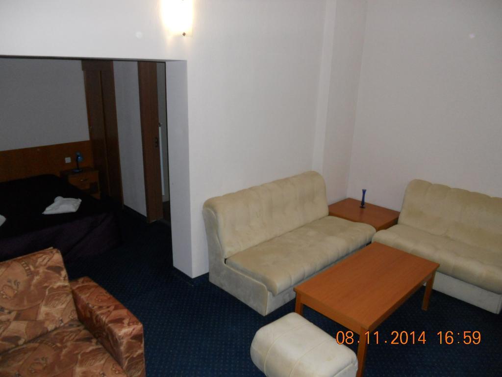 Family Hotel Helios Sevlievo Habitación foto