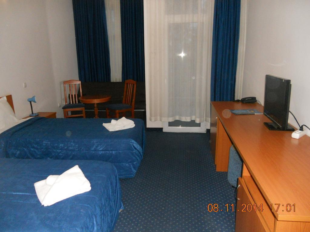 Family Hotel Helios Sevlievo Habitación foto