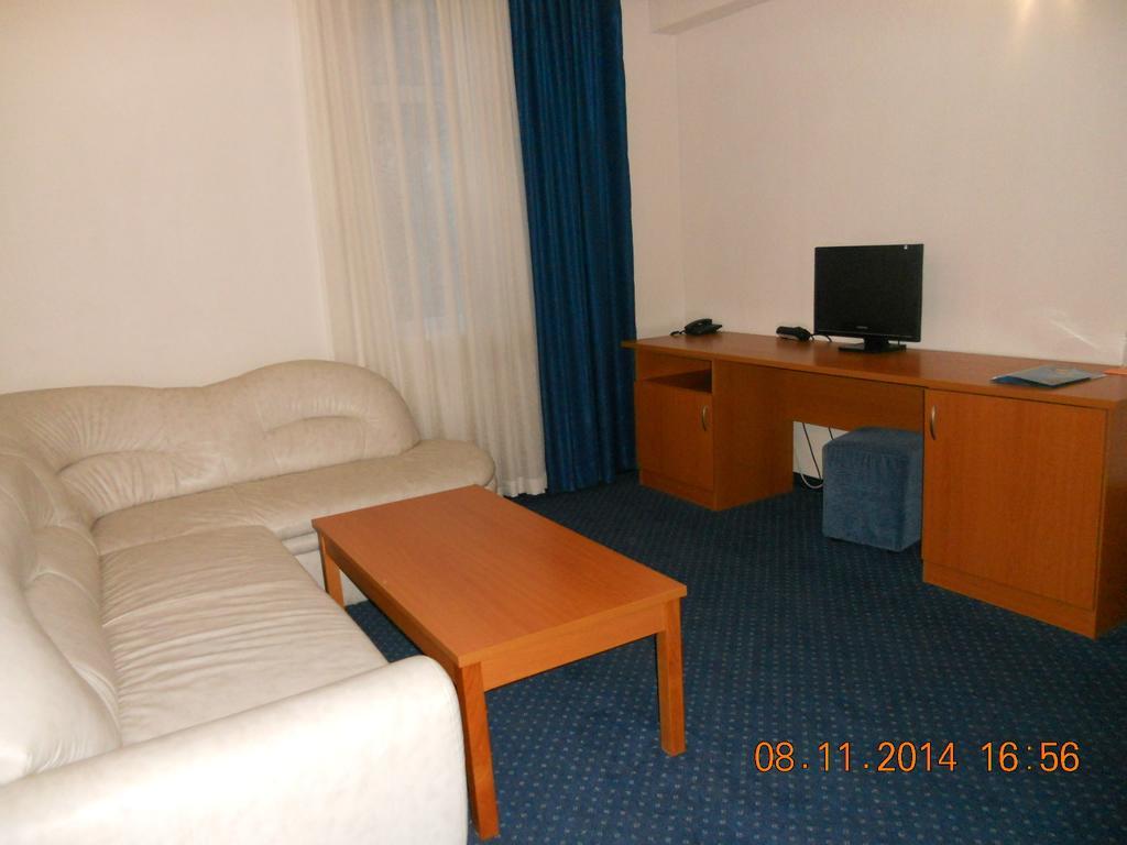 Family Hotel Helios Sevlievo Habitación foto